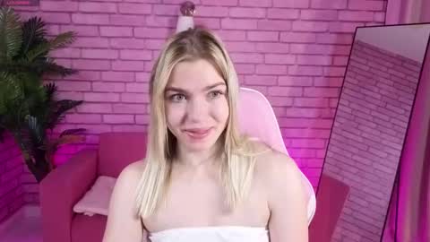 Snapshot of margo_robbbie chatting on 4, 11, 2025 margo_robbbie online show from 4, 11, 2025