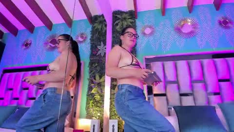 Snapshot of mari_cooper1 chatting on 12, 4, 2026 Mari online show from 12, 4, 2026