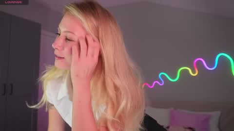 Snapshot of marisii chatting on 10, 4, 2026 Mary online show from 10, 4, 2026