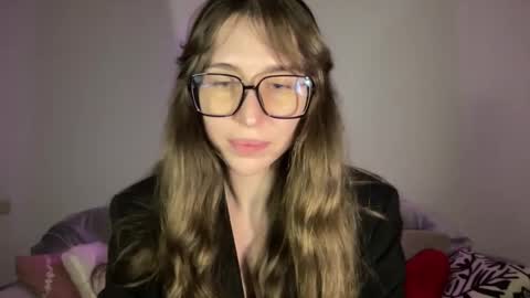 Snapshot of maroonaaa chatting on 11, 11, 2025 Mary online show from 11, 11, 2025