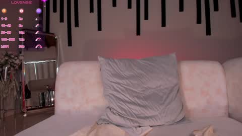 Snapshot of marylewis_ chatting on 8, 1, 2025 Mary online show from 8, 1, 2025