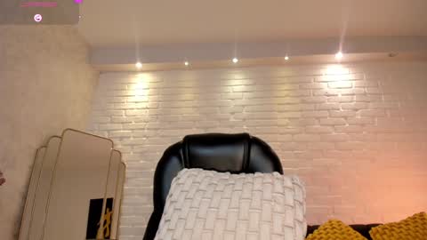 Snapshot of marylewis_ chatting on 7, 2, 2025 Mary online show from 7, 2, 2025