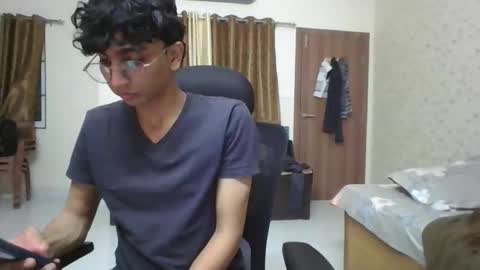 Snapshot of maskboyz2004 chatting on 18, 12, 2025 Mask Boy online show from 18, 12, 2025