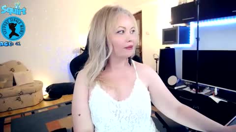 Whitney Lynn online show from 10, 11, 2025