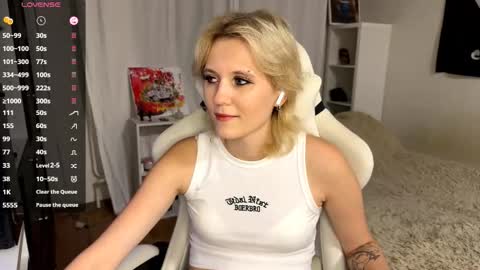 Snapshot of maudhendry chatting on 15, 9, 2025 Mia online show from 15, 9, 2025