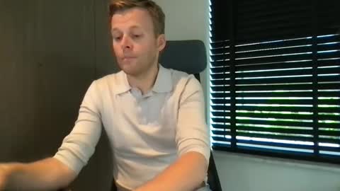 Snapshot of max_straight_1 chatting on 18, 9, 2025 Max take off clothes online show from 18, 9, 2025