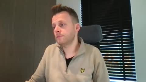 Max take off clothes online show from 13, 11, 2025