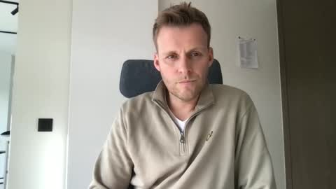 Max take off clothes online show from 15, 11, 2025