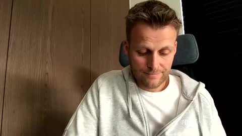 Max take off clothes online show from 19, 12, 2025