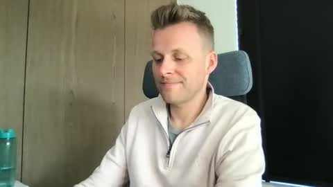 Max take off clothes online show from 23, 3, 2026