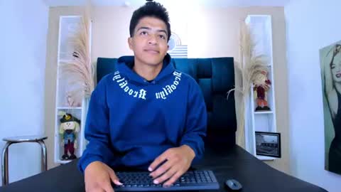 Snapshot of maxwyatt_1 chatting on 18, 6, 2026 Max Wyatt online show from 18, 6, 2026