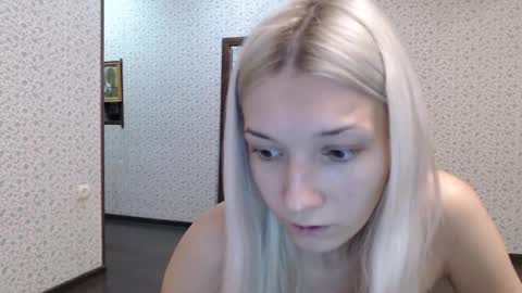 Snapshot of maybe_doll chatting on 12, 10, 2025 maybe_doll online show from 12, 10, 2025