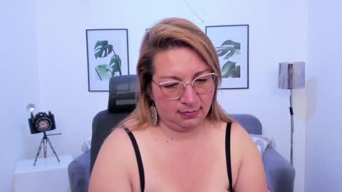 Snapshot of maylinleee chatting on 8, 2, 2025 Mailyn online show from 8, 2, 2025