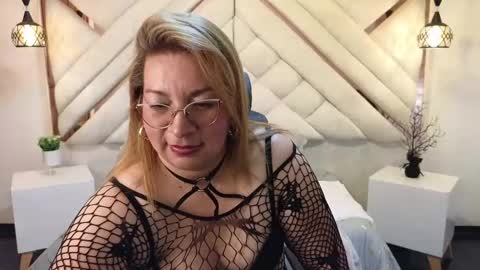 Snapshot of maylinleee chatting on 13, 2, 2025 Mailyn online show from 13, 2, 2025