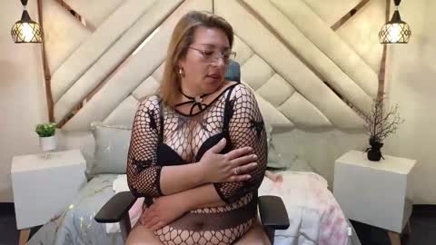 Snapshot of maylinleee chatting on 13, 2, 2025 Mailyn online show from 13, 2, 2025