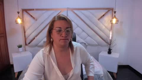 Snapshot of maylinleee chatting on 4, 3, 2025 Mailyn online show from 4, 3, 2025