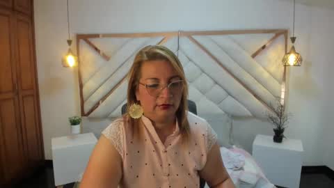 Snapshot of maylinleee chatting on 8, 3, 2025 Mailyn online show from 8, 3, 2025