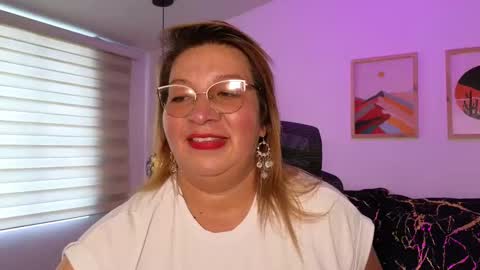 Snapshot of maylinleee chatting on 15, 9, 2025 Mailyn online show from 15, 9, 2025