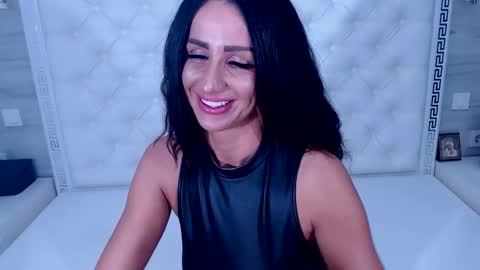 Snapshot of medeeabee chatting on 21, 11, 2025 Medeea Bee online show from 21, 11, 2025