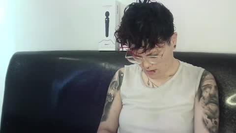 Megan and sophi online show from 17, 2, 2025