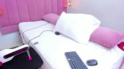 Snapshot of megansaenz_1 chatting on 27, 10, 2025 Megan online show from 27, 10, 2025