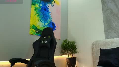 Snapshot of meggan_luxx chatting on 28, 7, 2026 MEGGAN LUXX online show from 28, 7, 2026