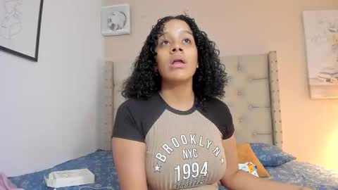 Snapshot of melania_xtreme chatting on 2, 11, 2025 melania_xtreme online show from 2, 11, 2025