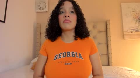 Snapshot of melania_xtreme chatting on 15, 12, 2025 melania_xtreme online show from 15, 12, 2025