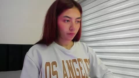Snapshot of melanie_roux_ chatting on 8, 6, 2026 Melanie roux online show from 8, 6, 2026