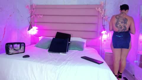 Melanie Roux online show from 28, 11, 2025