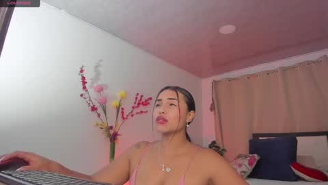melaniie_roussel online show from 18, 2, 2025
