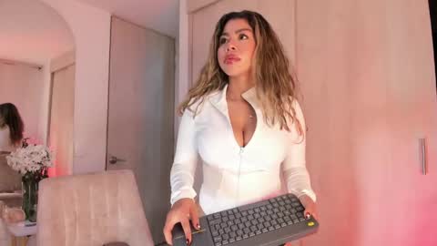 Snapshot of melina_ferrer1 chatting on 4, 6, 2026 EI online show from 4, 6, 2026