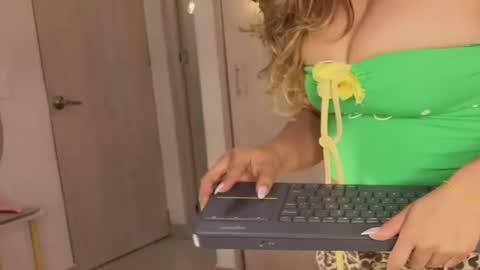Snapshot of melina_ferrer1 chatting on 18, 7, 2026 EI online show from 18, 7, 2026