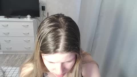 Melissa  Ray online show from 28, 2, 2025