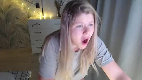 Melissa  Ray online show from 6, 10, 2025