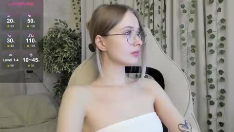 Snapshot of mell_milles chatting on 31, 10, 2025 mell milles online show from 31, 10, 2025