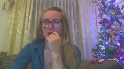 Snapshot of melly_rosey chatting on 8, 12, 2024 Melly online show from 8, 12, 2024