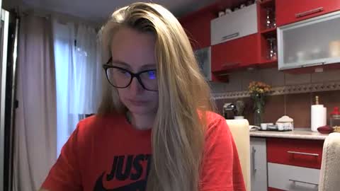 Snapshot of melly_rosey chatting on 12, 9, 2025 Melly online show from 12, 9, 2025