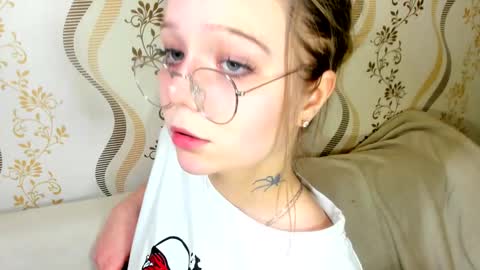 Snapshot of melmooon chatting on 18, 11, 2025 MelMooon online show from 18, 11, 2025