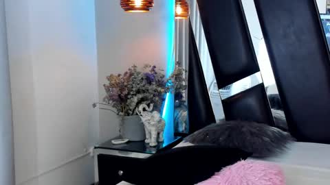 Snapshot of melody_suarez chatting on 19, 12, 2024 MELODY online show from 19, 12, 2024