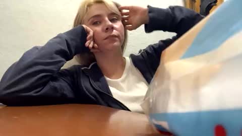 Snapshot of melodypetitex chatting on 23, 10, 2025 sophia online show from 23, 10, 2025