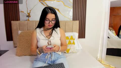 Mia Bloom online show from 17, 5, 2026