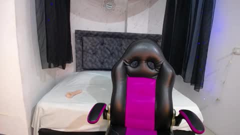 Snapshot of mia__thomson_ chatting on 24, 10, 2025 MIA online show from 24, 10, 2025