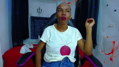 Snapshot of mia__thomson_ chatting on 5, 11, 2025 MIA online show from 5, 11, 2025