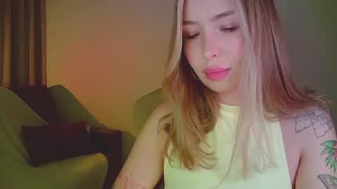 Snapshot of mia_fleur_ chatting on 19, 5, 2026 Mia online show from 19, 5, 2026