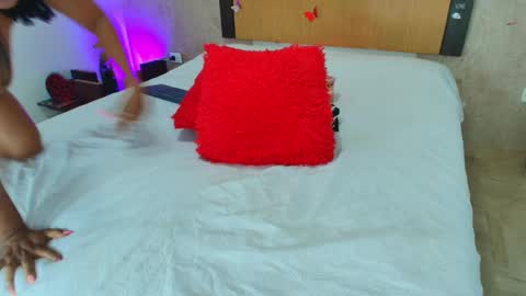 MIALOPEZ      .     Y      .      online show from 6, 4, 2026