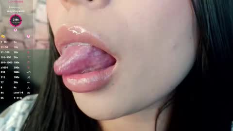 Mia online show from 5, 12, 2025