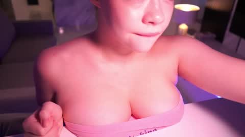 VixenMia online show from 8, 10, 2025