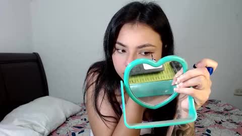 mia_w22 online show from 4, 12, 2025