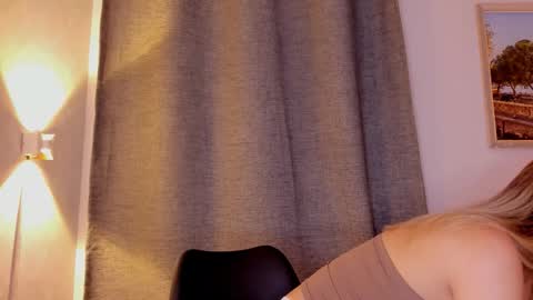 Mia White  online show from 2, 10, 2025